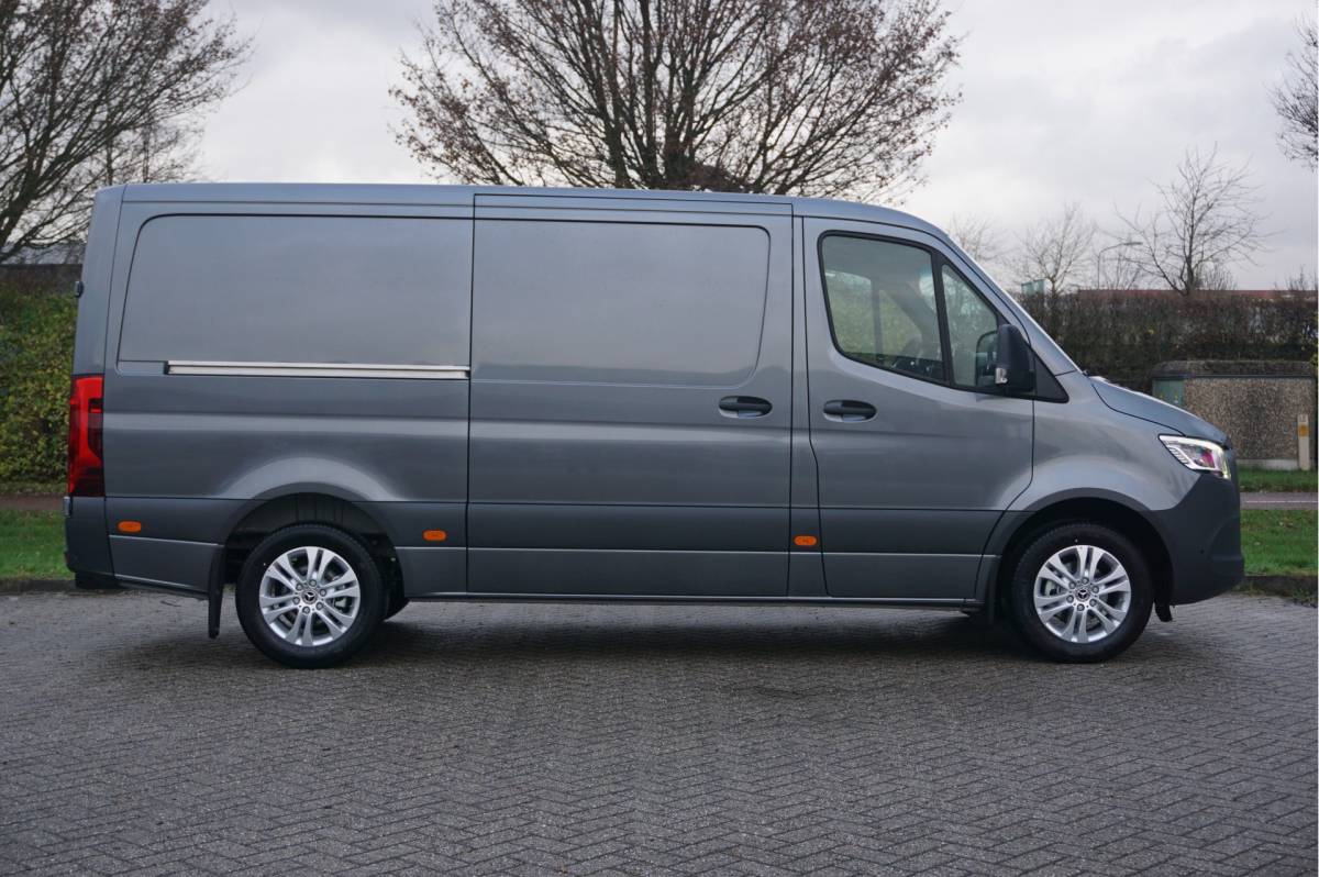 Mercedes-Benz Sprinter Mercedes-Benz Sprinter 319CDI Select L2H1 BPM VRIJ!! 10.25″ Mbux, ACC, LED, 3.5T Trekhaak, 17″ LM!! NR. 668