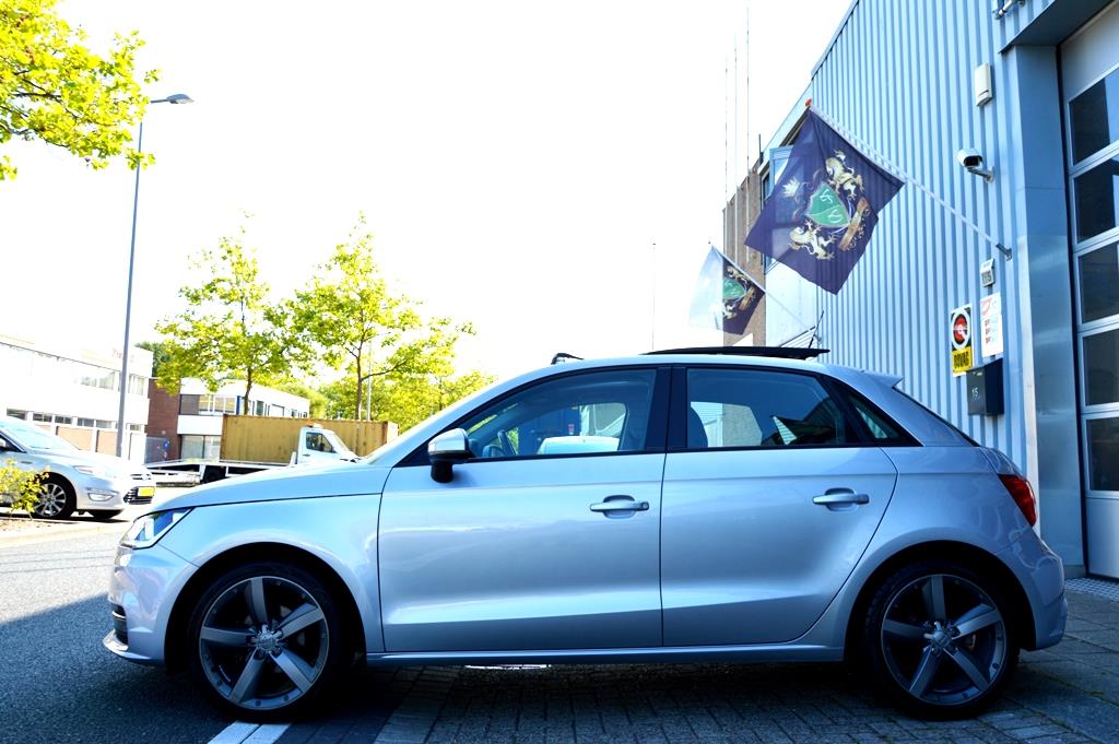 Audi A1 Sportback Audi A1 SPORTBACK 1.0 TFSI Design S-tronic PDC/NAVI/LMV/PANO