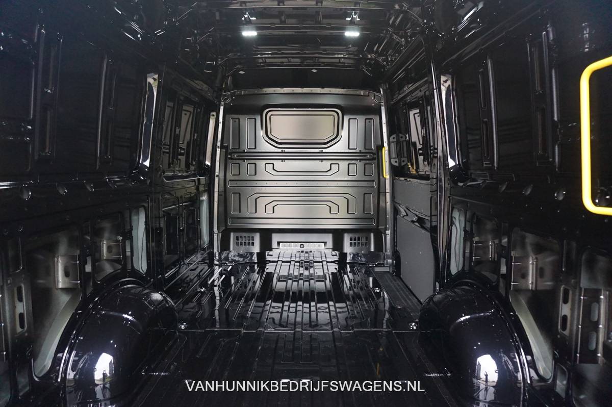 Volkswagen Crafter Volkswagen Crafter 35 177PK L3H3 AUT BPM VRIJ!! Navi, Cam, ACC, LED!! NR. 233