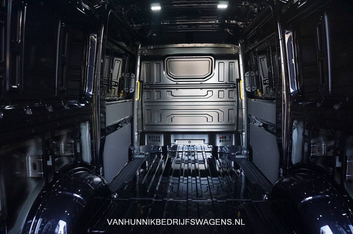 Volkswagen Crafter Volkswagen Crafter 35 177PK L3H3 AUT BPM VRIJ!! Navi, Camera, Gev. Stoel, Alarm, LED, 2x Schuifdeur!! NR. 960