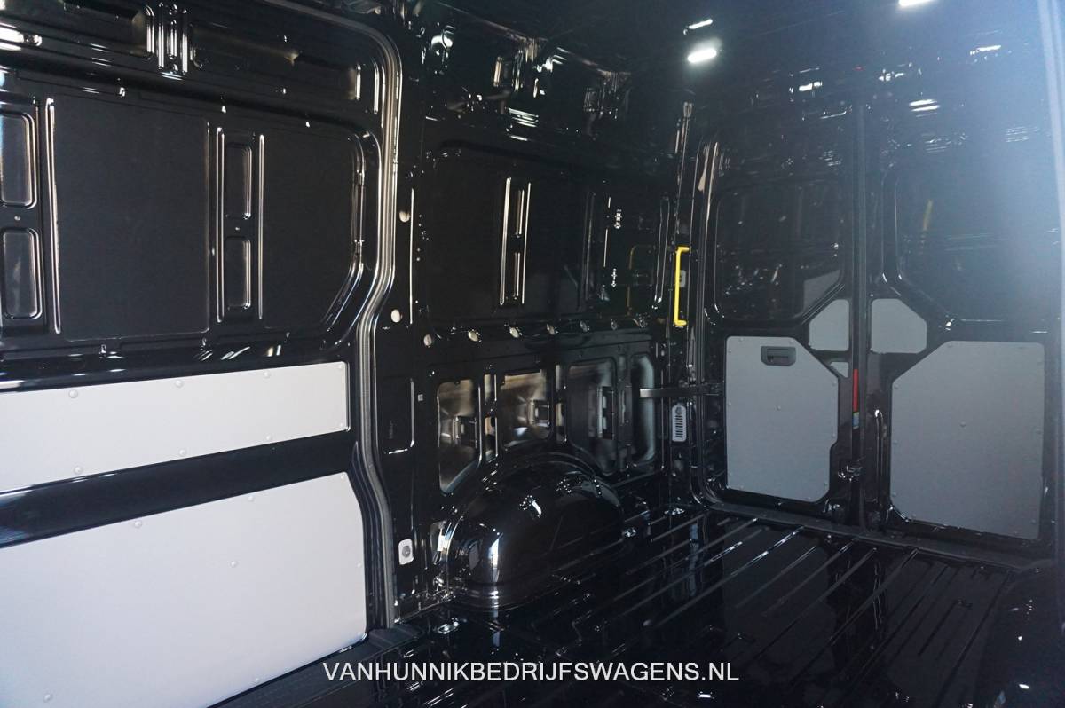 Volkswagen Crafter Volkswagen Crafter 35 177PK L3H3 AUT BPM VRIJ!! Navi, Camera, Gev. Stoel, Alarm, LED, 2x Schuifdeur!! NR. 960
