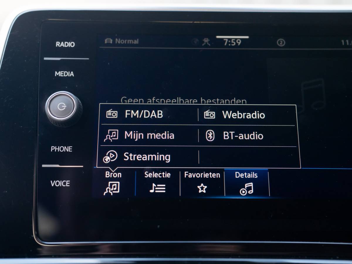Volkswagen T-Roc Volkswagen T-Roc 1.5 TSI 150Pk R-Line Business | IQ Light | 19” | Camera | Prijs Rijklaar!!