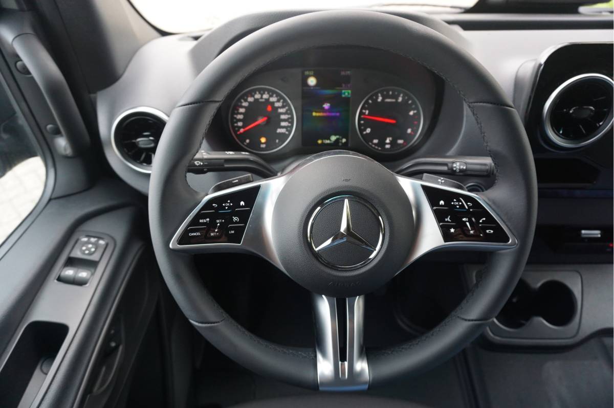 Mercedes-Benz Sprinter Mercedes-Benz Sprinter 319CDI Select L2H1 BPM VRIJ!! 10.25″ Mbux, ACC, LED, 3.5T Trekhaak, 17″ LM!! NR. 829