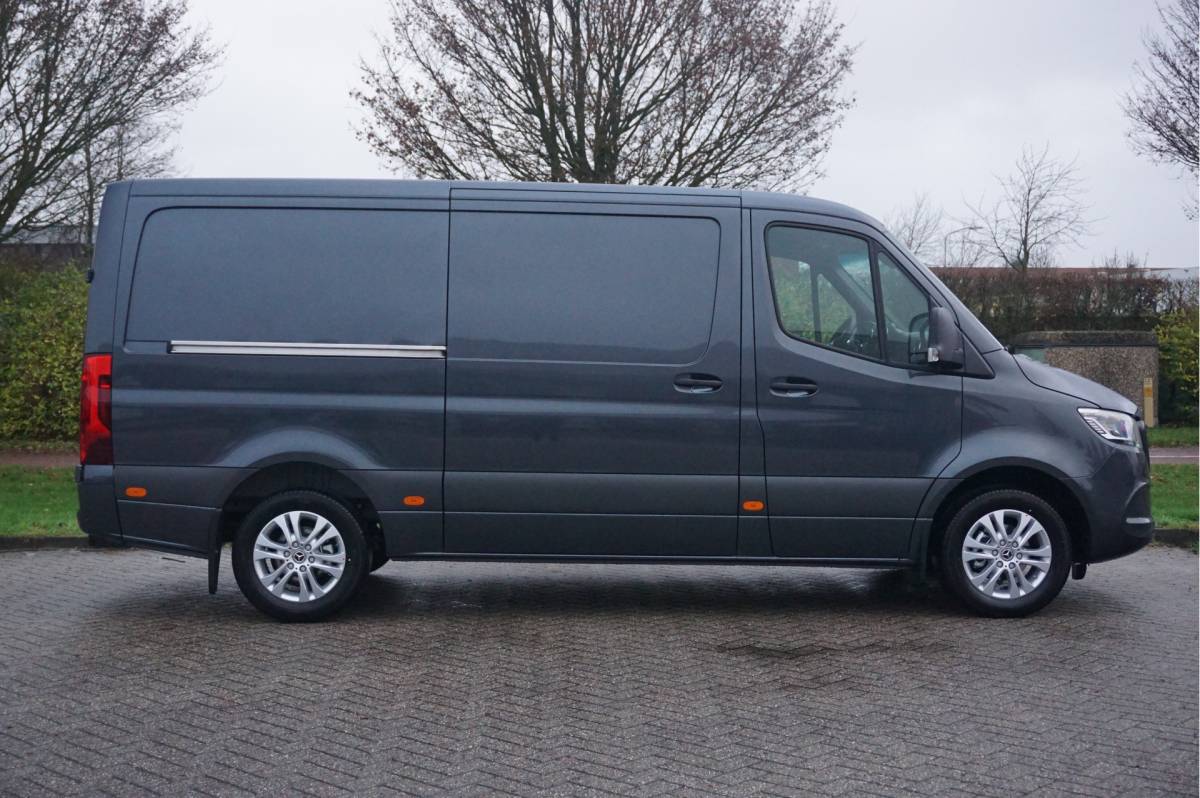 Mercedes-Benz Sprinter Mercedes-Benz Sprinter 319CDI Select L2H1 BPM VRIJ!! 10.25″ Mbux, ACC, LED, 3.5T Trekhaak, 17″ LM!! NR. 829