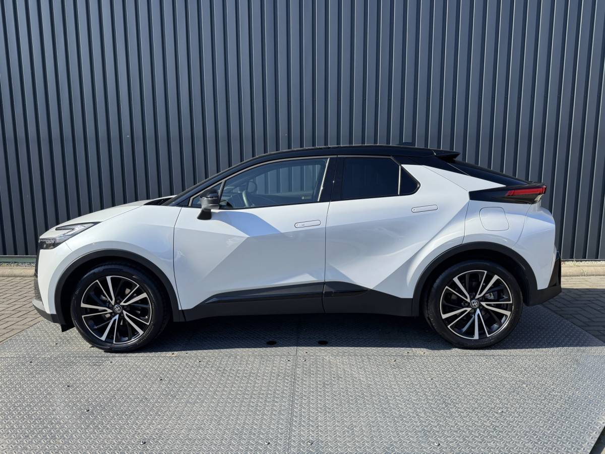 Toyota C-HR Toyota C-HR 2.0 Hybrid 200 Executive/Bi tone | 2.200 km | JBL | Sportstoelen | Rijklaar!!!