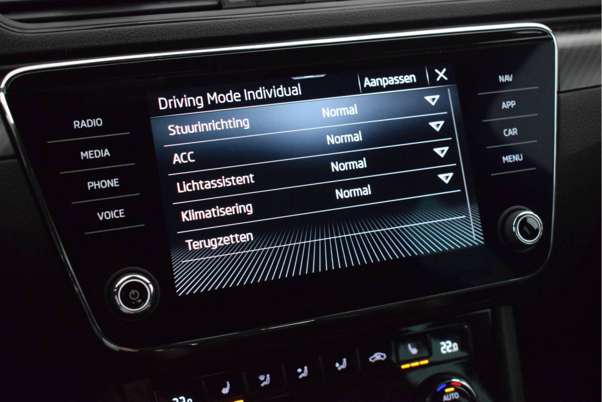 Škoda Superb ŠKODA Superb 1.4 TSI 218pk iV Sportline Business 360Camera Keyless Matrix Led Panoramadak Virtual Cockpit Navigatie