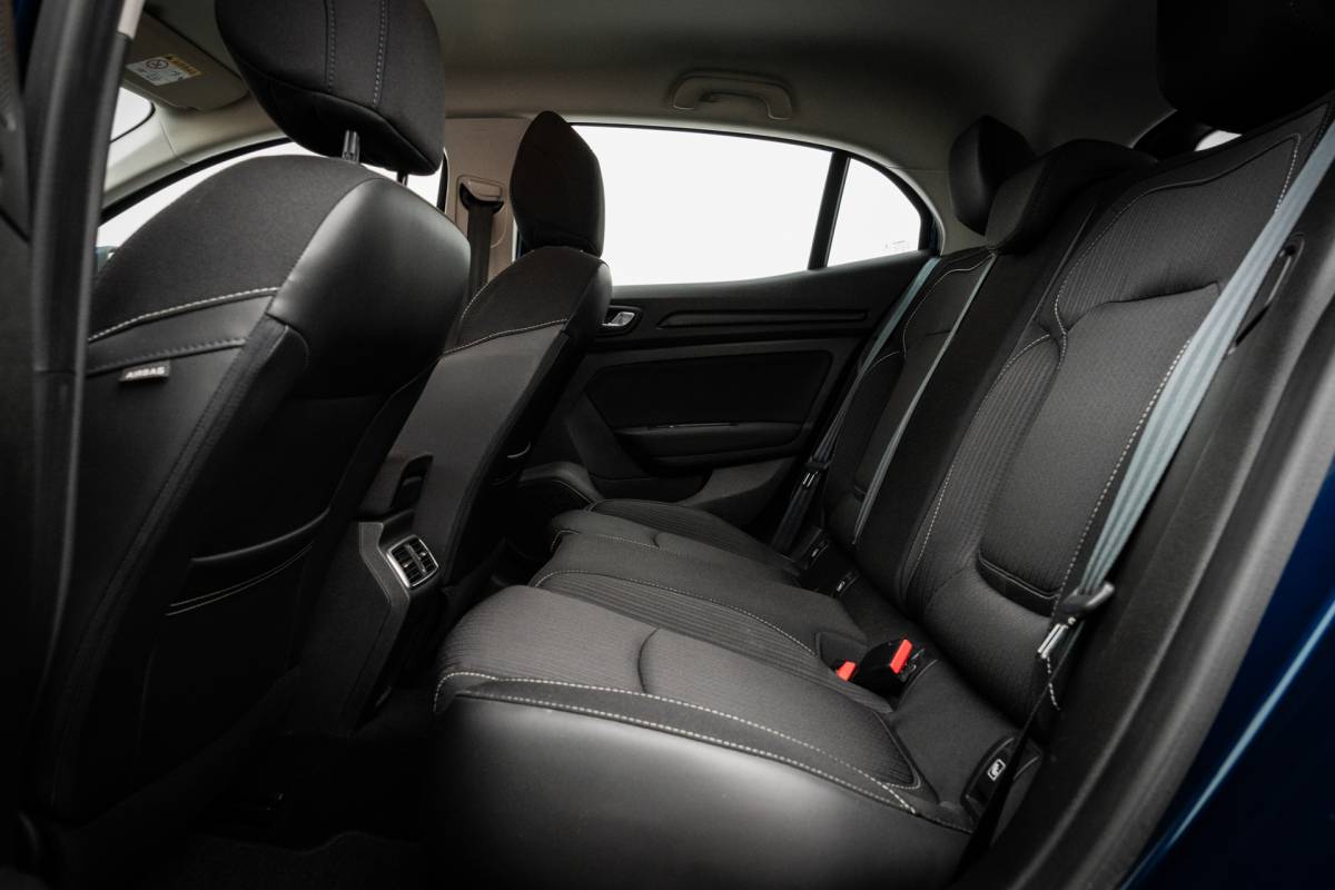 Renault Mégane Renault Mégane 1.2 TCe Limited | Sportstoelen | 17 inch LMV | PDC | Navigatie