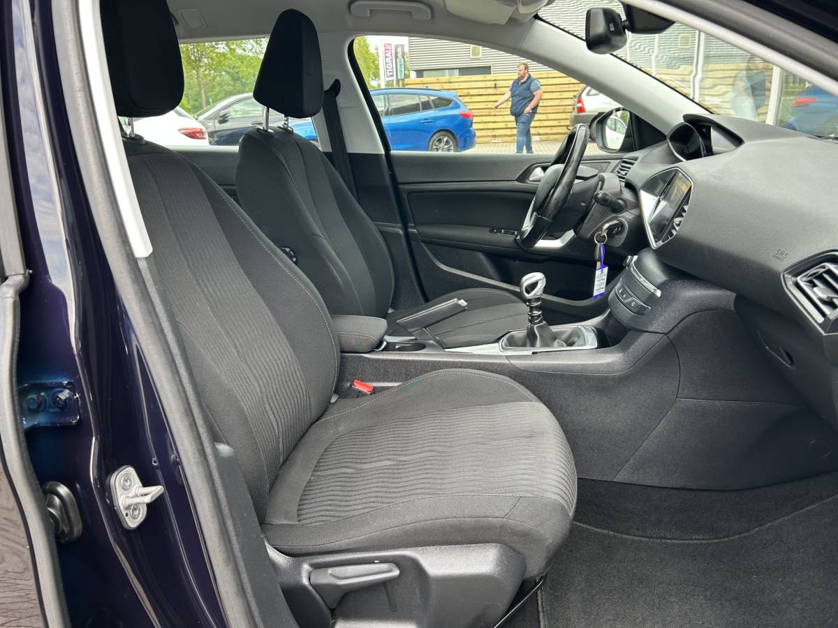 Peugeot 308 Peugeot 308 SW 1.6 BlueHDI Blue Lease Pack 50% deal 2.975,- ACTIE PDC achter / LMV / Cruise / Navi / Clima