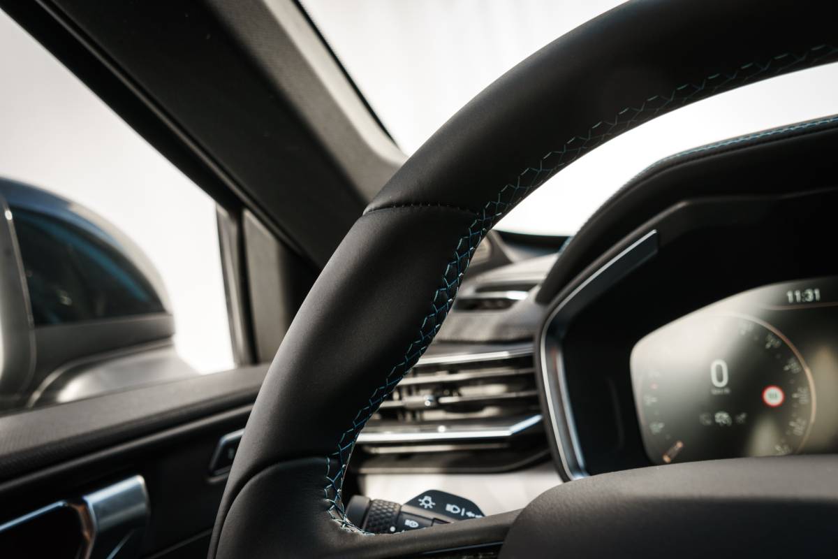 Lynk & Co 01 Lynk & Co 01 1.5 Plug-in Hybrid 262 Pk I Modeljaar 2023 I Zwarte hemel I Panoramadak I 75 km Elektrisch I 360 Camera I Full Map Navi I Carplay I 20 inch. LMV l 1e eigenaar