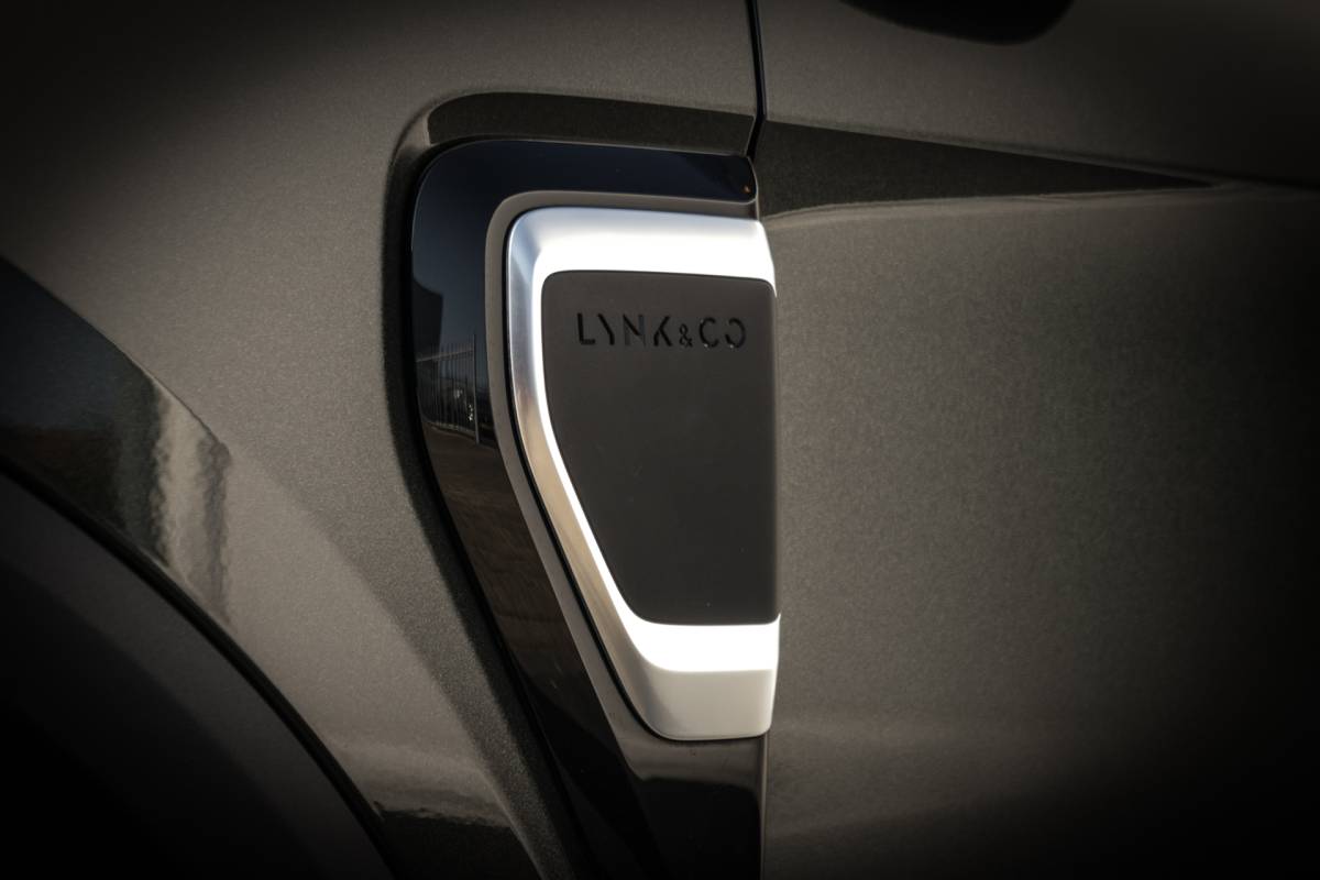 Lynk & Co 01 Lynk & Co 01 1.5 Plug-in Hybrid 262 Pk I Modeljaar 2023 I Zwarte hemel I Panoramadak I 75 km Elektrisch I 360 Camera I Full Map Navi I Carplay I 20 inch. LMV l 1e eigenaar