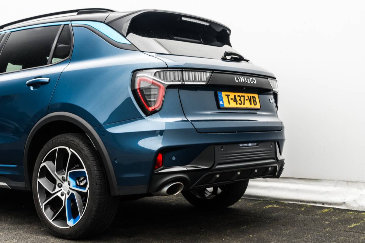 Lynk & Co 01 Lynk & Co 01 1.5 Plug-in Hybrid 262 Pk I Modeljaar 2023 I Zwarte hemel I Panoramadak I 75 km Elektrisch I 360 Camera I Full Map Navi I Carplay I 20 inch. LMV l 1e eigenaar