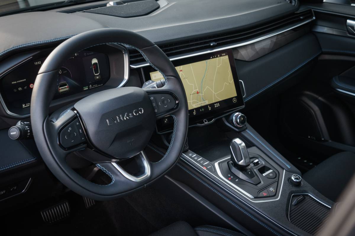 Lynk & Co 01 Lynk & Co 01 1.5 Plug-in Hybrid 262 Pk I Modeljaar 2023 I Zwarte hemel I Panoramadak I 75 km Elektrisch I 360 Camera I Full Map Navi I Carplay I 20 inch. LMV l 1e eigenaar