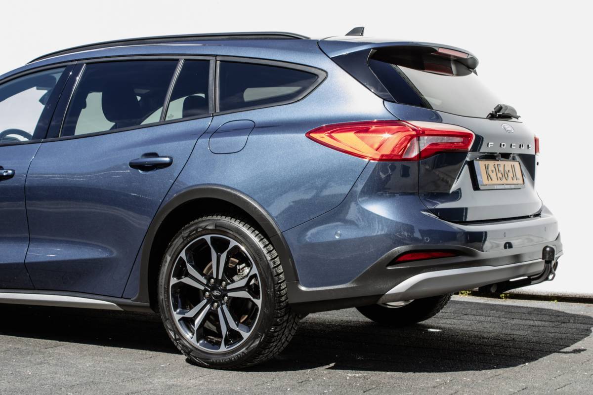 Ford Focus Ford Focus Wagon 1.0 EcoBoost Hybrid Active X Trekhaak/ Stoelverwarming/ Camera/ Adapt. cruise/ Carplay/ DAB+