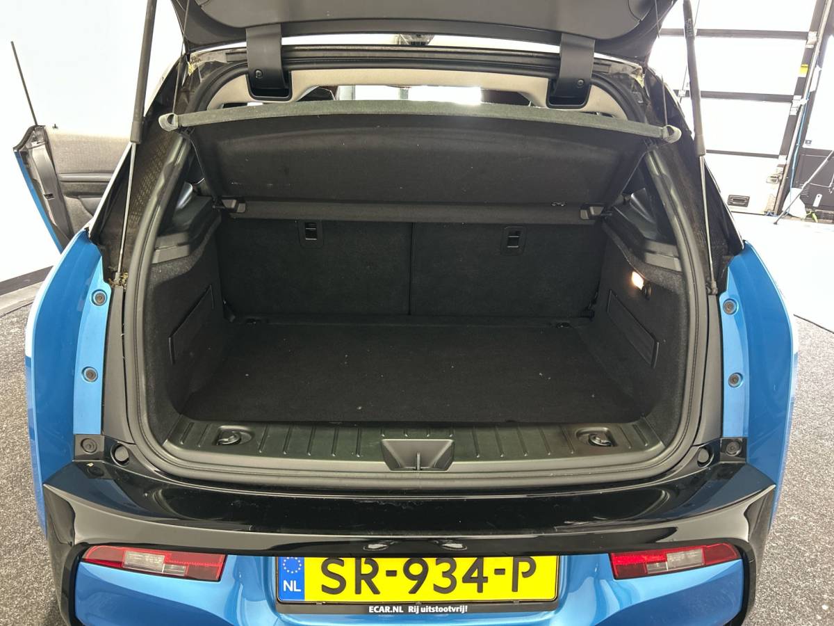 BMW i3 BMW i3 Basis iPerformance 94Ah 33 kWh | Warmtepomp! | Navigatie | Verwarmde voorstoelen SoH (batterijcheck) 89 % score!