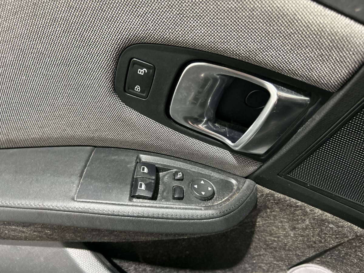 BMW i3 BMW i3 Basis iPerformance 94Ah 33 kWh | Warmtepomp! | Navigatie | Verwarmde voorstoelen SoH (batterijcheck) 89 % score!