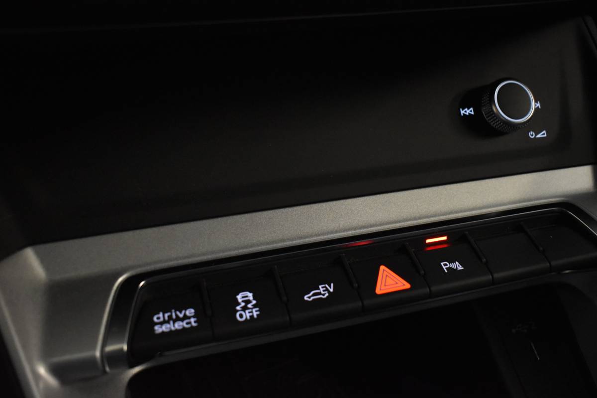 Audi Q3 Audi Q3 45 TFSIe 245PK HYBRID S-TRONIC EDITION NAVI/PDC/BLUETOOTH