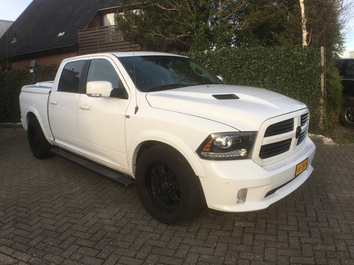 Dodge Ram 1500 Dodge Ram 1500 5.7 V8 4×4 Crew Cab 5’7 Sport Luchtvering, Mickeytomson velgen, magnaflow uitlaat, NAP, lage bijtelling