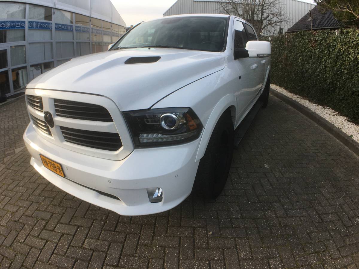 Dodge Ram 1500 Dodge Ram 1500 5.7 V8 4×4 Crew Cab 5’7 Sport Luchtvering, Mickeytomson velgen, magnaflow uitlaat, NAP, lage bijtelling