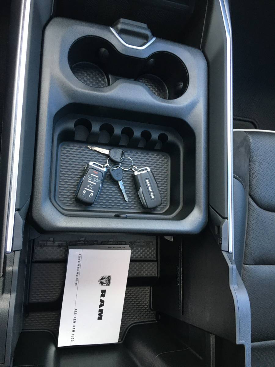 Dodge Ram 1500 Dodge Ram 1500 5.7 V8 4×4 Crew Cab Laramie sport Luchtvering, Panoramadak. Tachograaf, Trekhaak, Navi, harman kardon In nieuw staat, nwe banden, top conditie