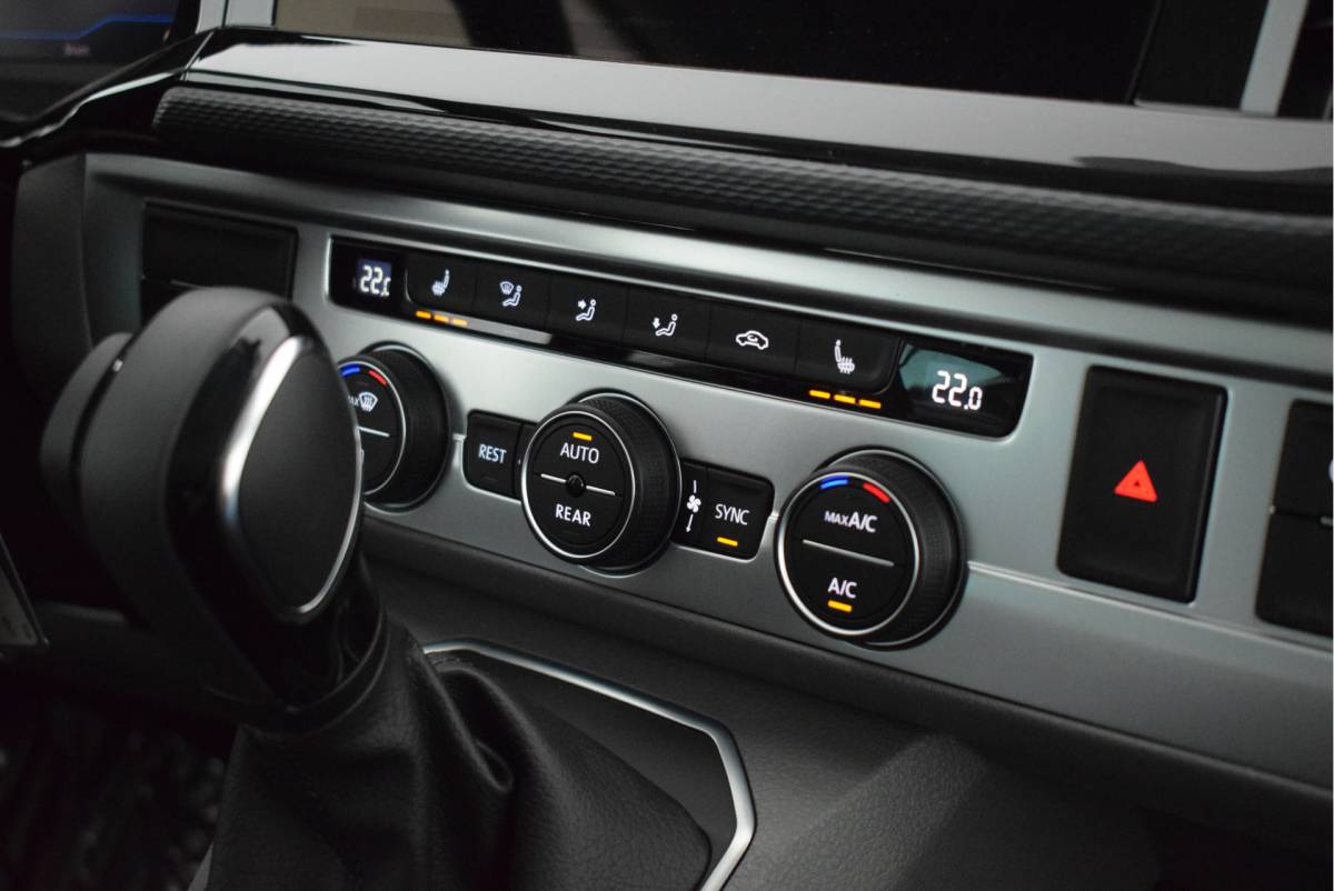 Volkswagen Transporter Volkswagen Transporter Caravelle 2.0 TDI 204pk DSG L2H1 32 DC 2x Schuifdeur Leder Stoelverwarming Virtual Cockpit Navigatie Camera