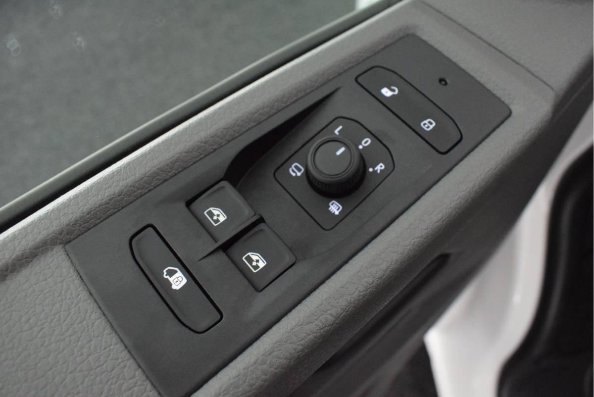 Volkswagen Transporter Volkswagen Transporter 2.0 TDI 150pk DSG L2H1 30 Highline LED Trekhaak Camera Standkachel Navigatie Stoelverwarming