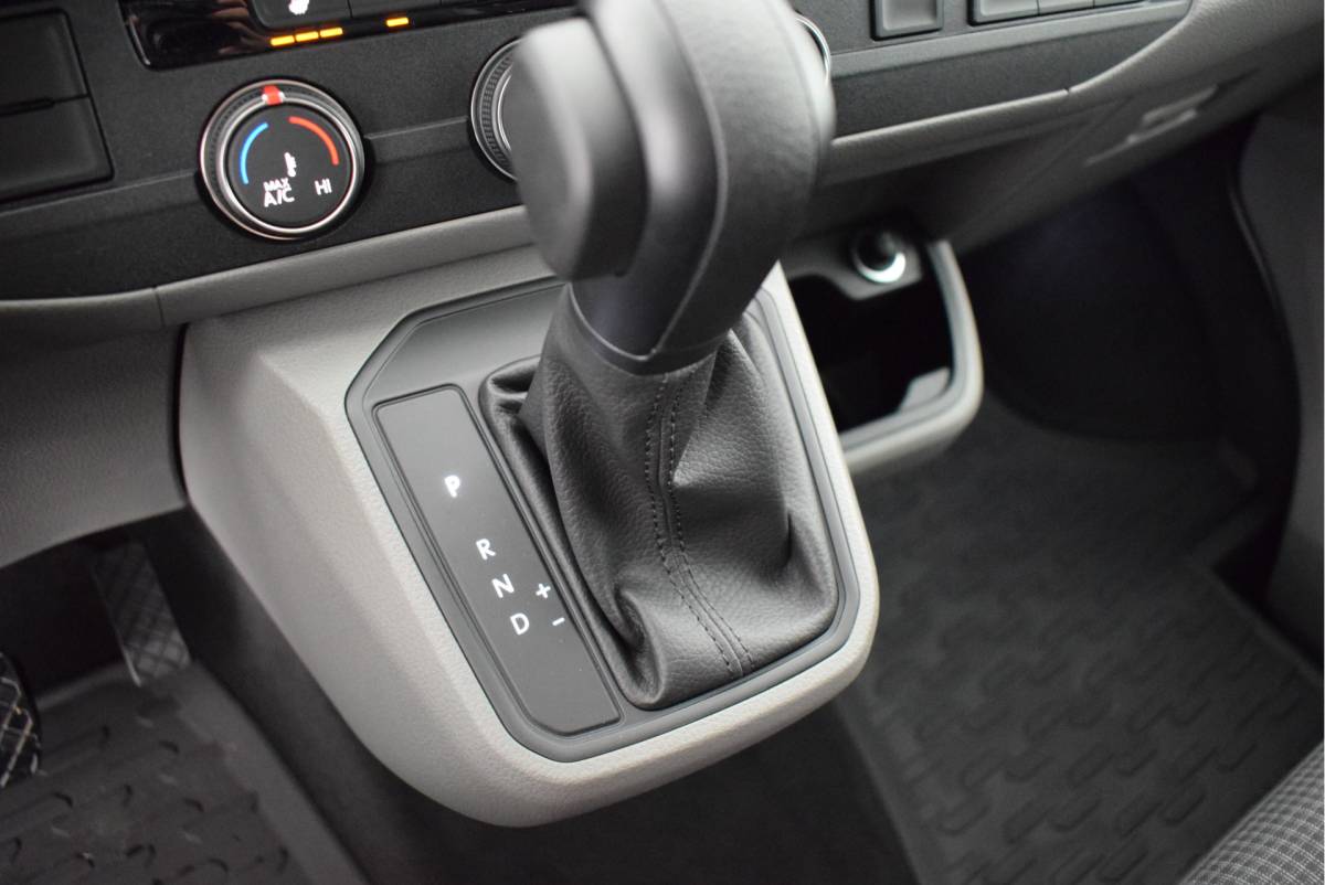 Volkswagen Transporter Volkswagen Transporter 2.0 TDI 150pk DSG L2H1 30 Highline LED Trekhaak Camera Standkachel Navigatie Stoelverwarming
