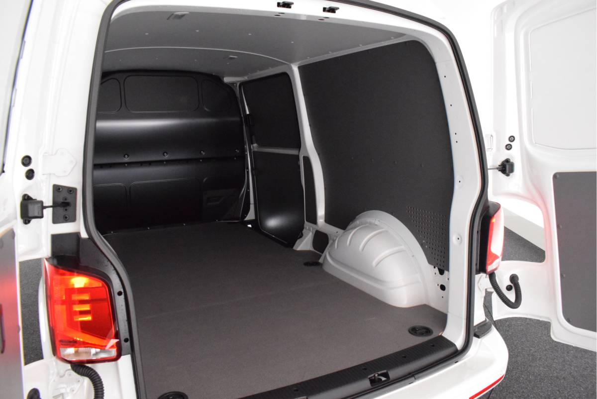 Volkswagen Transporter Volkswagen Transporter 2.0 TDI 150pk DSG L2H1 30 Highline LED Trekhaak Camera Standkachel Navigatie Stoelverwarming