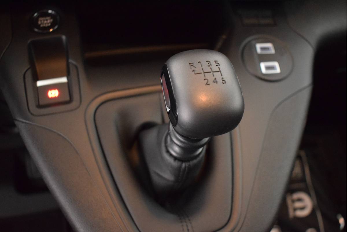 Peugeot Partner Peugeot Partner 1.5 130pk H6 BlueHDi S&S L1 3Pers. Camera Navigatie Climate Control Parkeersensoren