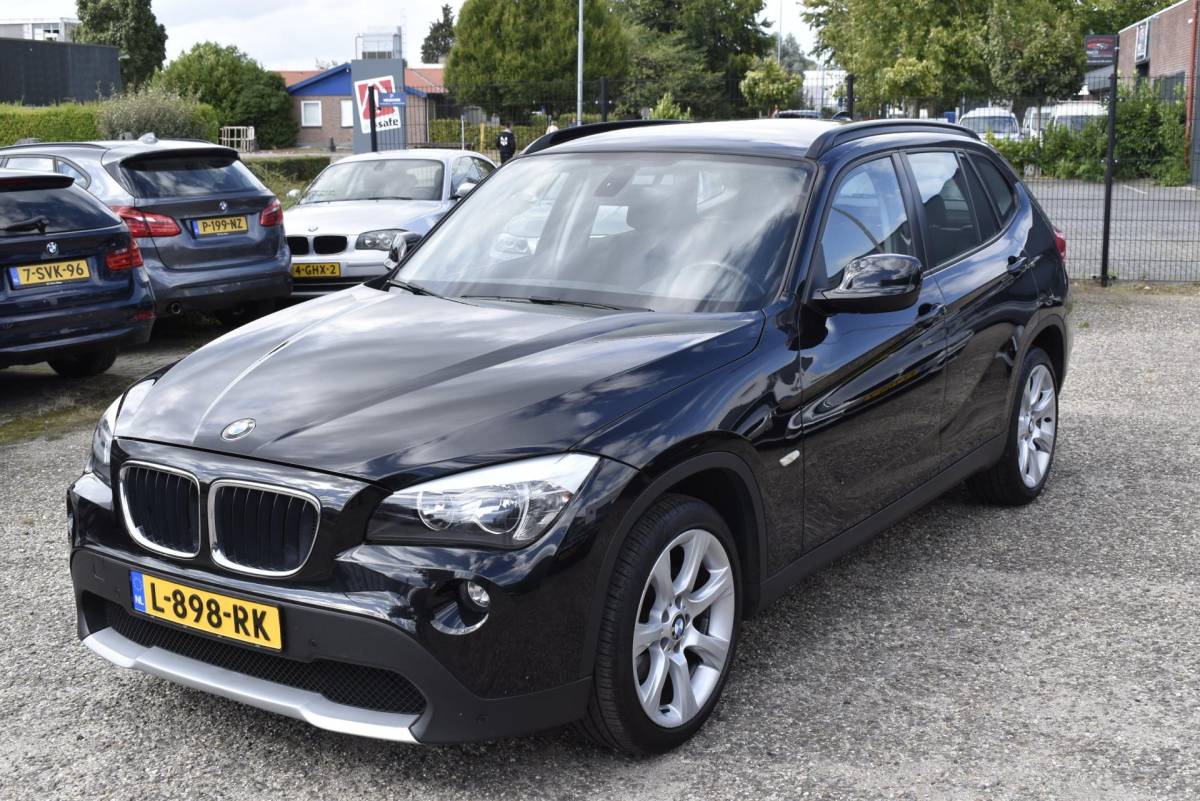 BMW X1 BMW X1 SDrive18i Executive van af oktober youngtimer