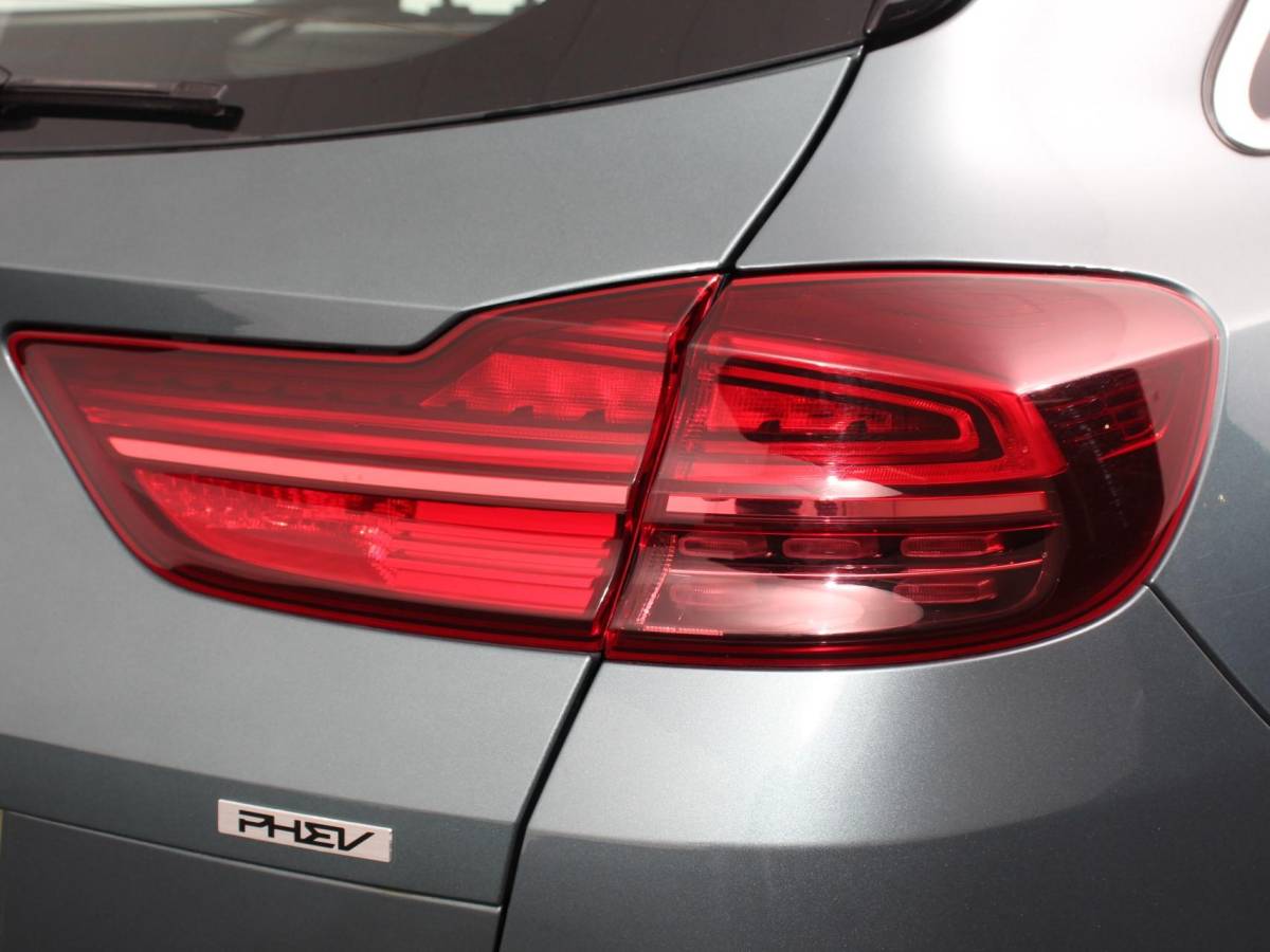 Kia Ceed Sportswagon Kia Ceed Sportswagon 1.6 GDI PHEV DynamicLine Climate control Achteruitrijd camera Cruise control Parkeersensoren LED Lane assist Apple Carplay/ Android auto