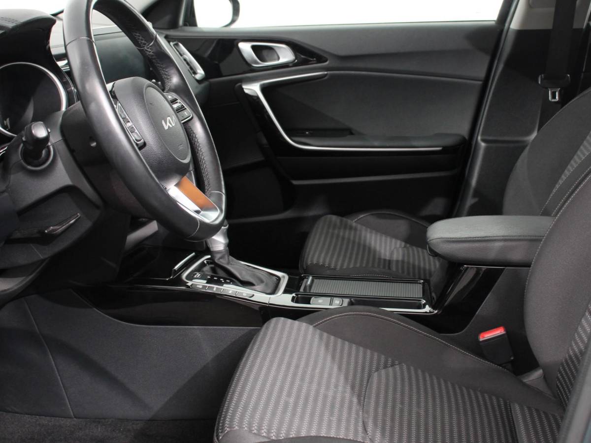 Kia Ceed Sportswagon Kia Ceed Sportswagon 1.6 GDI PHEV DynamicLine Climate control Achteruitrijd camera Cruise control Parkeersensoren LED Lane assist Apple Carplay/ Android auto