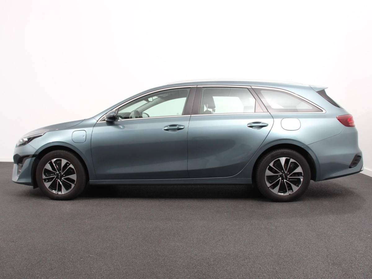 Kia Ceed Sportswagon Kia Ceed Sportswagon 1.6 GDI PHEV DynamicLine Climate control Achteruitrijd camera Cruise control Parkeersensoren LED Lane assist Apple Carplay/ Android auto