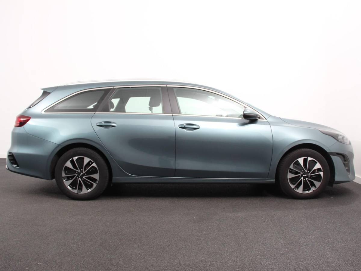Kia Ceed Sportswagon Kia Ceed Sportswagon 1.6 GDI PHEV DynamicLine Climate control Achteruitrijd camera Cruise control Parkeersensoren LED Lane assist Apple Carplay/ Android auto