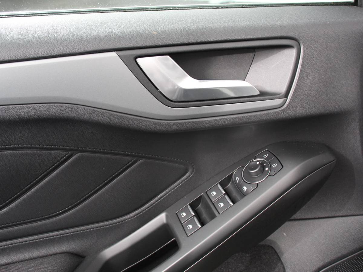 Ford Focus Ford Focus 1.0 EcoBoost 125pk Titanium Style | Navigatie | Parkeer pakket | Winter pakket | Stoel en stuur verwarming | Climate Control | Led | Extra getint glas