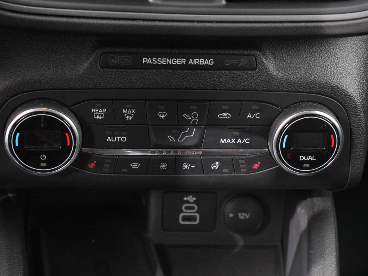 Ford Focus Ford Focus 1.0 EcoBoost 125pk Titanium Style | Navigatie | Parkeer pakket | Winter pakket | Stoel en stuur verwarming | Climate Control | Led | Extra getint glas