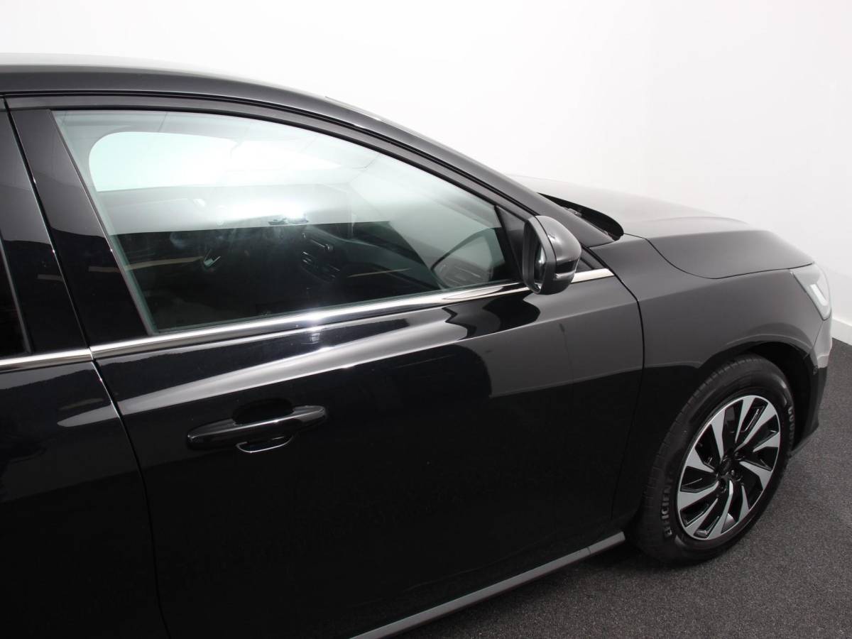 Ford Focus Ford Focus 1.0 EcoBoost 125pk Titanium Style | Navigatie | Parkeer pakket | Winter pakket | Stoel en stuur verwarming | Climate Control | Led | Extra getint glas