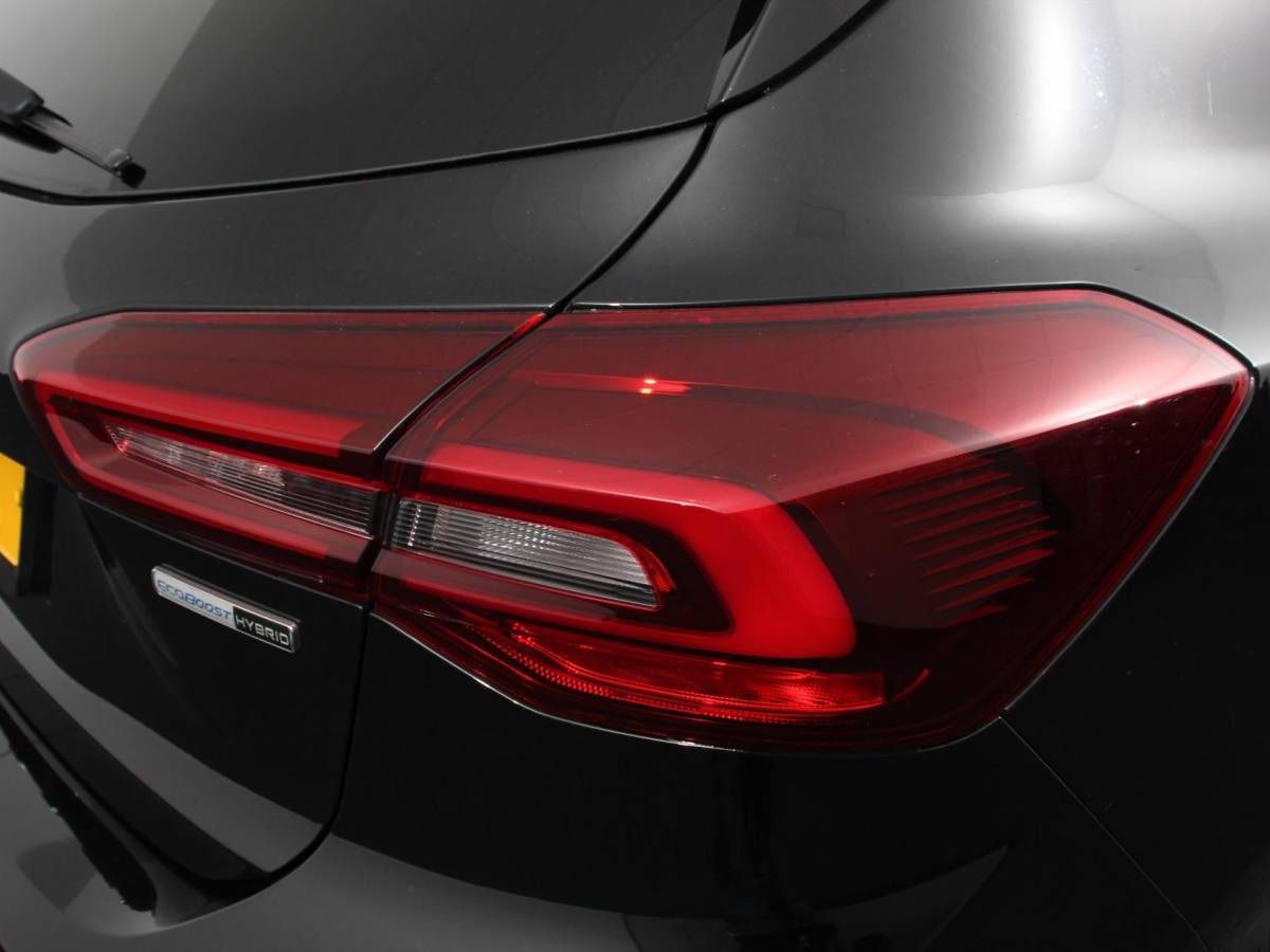 Ford Focus Ford Focus 1.0 EcoBoost 125pk Titanium Style | Navigatie | Parkeer pakket | Winter pakket | Stoel en stuur verwarming | Climate Control | Led | Extra getint glas