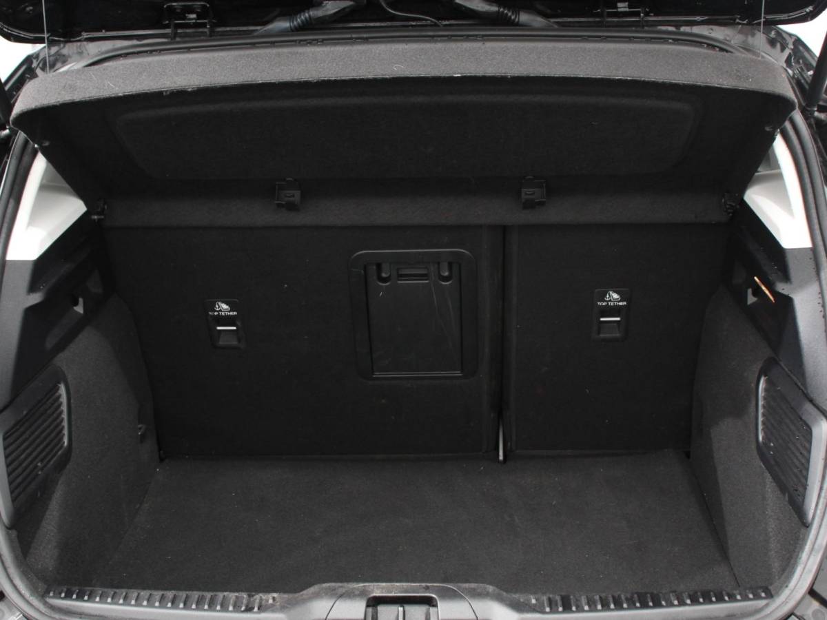 Ford Focus Ford Focus 1.0 EcoBoost 125pk Titanium Style | Navigatie | Parkeer pakket | Winter pakket | Stoel en stuur verwarming | Climate Control | Led | Extra getint glas