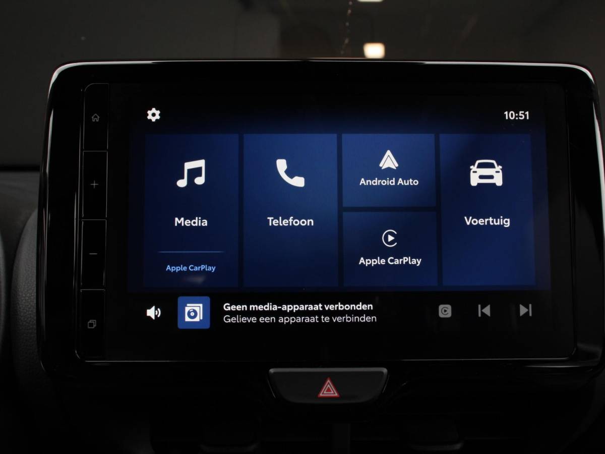 Mazda 2 Hybrid Mazda 2 Hybrid 1.5 Prime-line Airco Adaptieve cruise control Achteruitrijcamera Lane assist Radio Apple Carplay/ Android auto