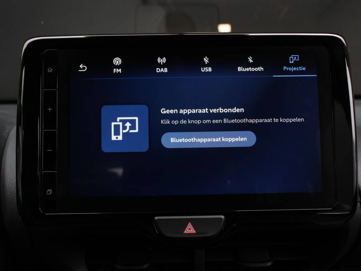 Mazda 2 Hybrid Mazda 2 Hybrid 1.5 Prime-line Airco Adaptieve cruise control Achteruitrijcamera Lane assist Radio Apple Carplay/ Android auto