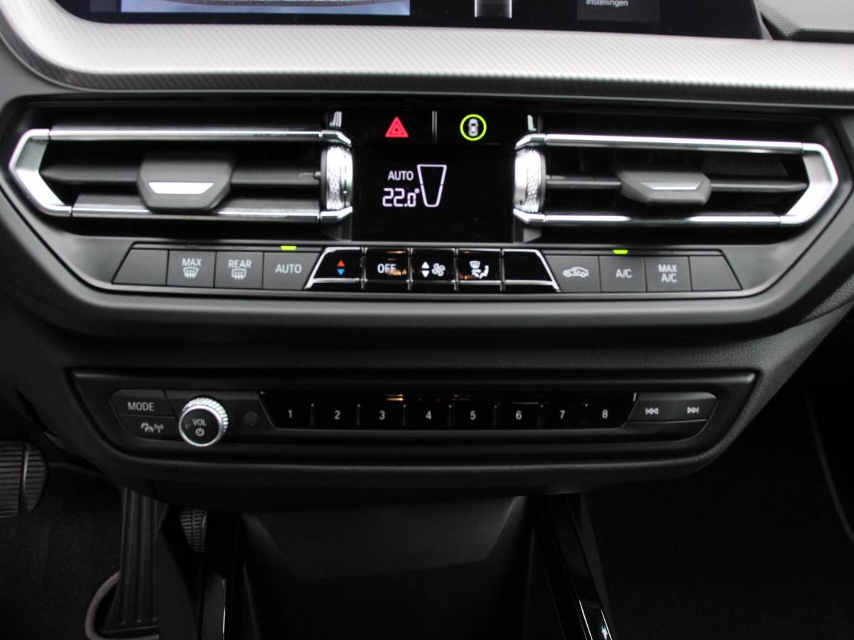 BMW 2 Serie BMW 2-serie Gran Coupé 218i Automaat Introduction Edition |  Panorama dak | Camera | Navigatie | Lichtmetalen velgen | Parkeer sensoren | Climate Control