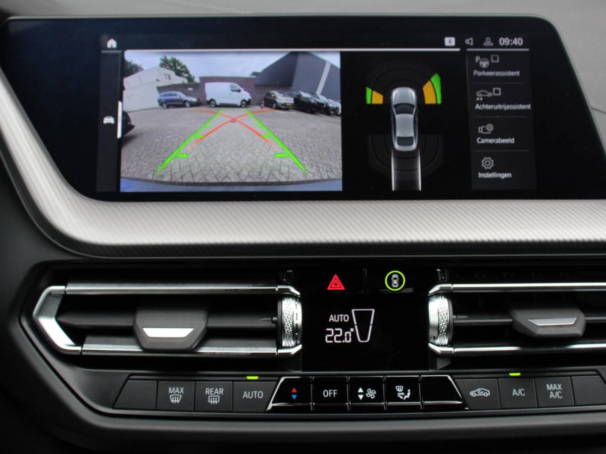 BMW 2 Serie BMW 2-serie Gran Coupé 218i Automaat Introduction Edition |  Panorama dak | Camera | Navigatie | Lichtmetalen velgen | Parkeer sensoren | Climate Control