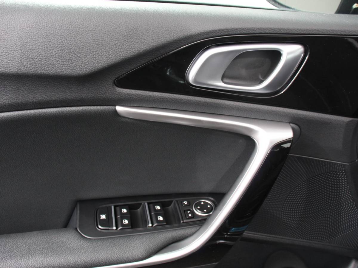 Kia Ceed Sportswagon Kia Ceed Sportswagon 1.6 GDI PHEV DynamicLine | Navigatie | Camera | Climate Control | Cruise control adaptive | Lane assist | Lichtmetalen Velgen | Stoelverwarming