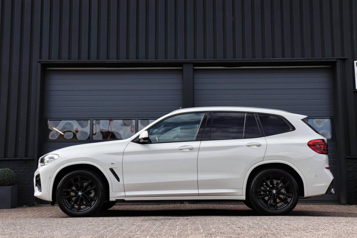 BMW X3 BMW X3 xDrive20i M-Sport M-Pakket /PANODAK/ACC/CAMERA/CARPLAY/KEYLESS/HUD/TREKHAAK/STOELVERW V+A!