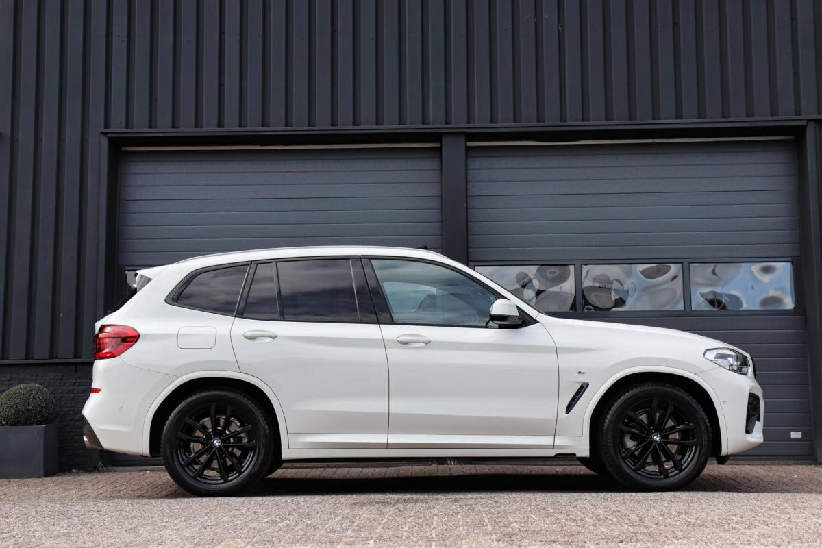 BMW X3 BMW X3 xDrive20i M-Sport M-Pakket /PANODAK/ACC/CAMERA/CARPLAY/KEYLESS/HUD/TREKHAAK/STOELVERW V+A!