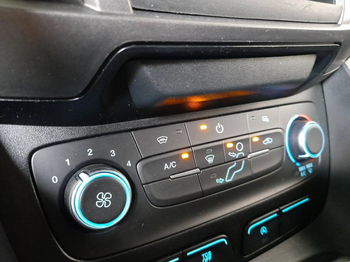 Ford Transit Connect Ford Transit Connect L2 Trend Navigatie Airco  Parkeersensoren  Camera  Bluetooth  Carplay/Android Auto Trekhaak
