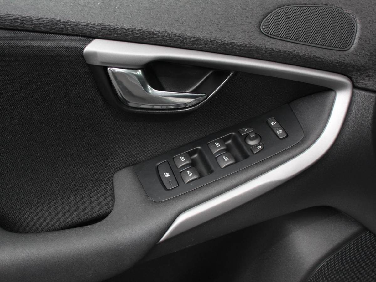 Volvo V40 Volvo V40 1.5 T2 Momentum Airco Navigatie Parkeersensoren Radio Lichtmetalen velgen Elektrische ramen Bluetooth
