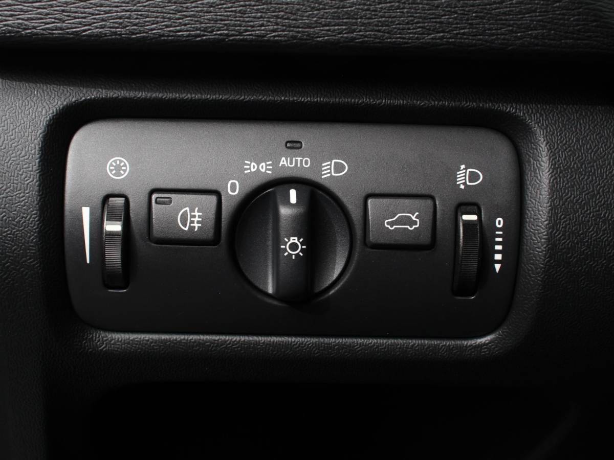 Volvo V40 Volvo V40 1.5 T2 Momentum Airco Navigatie Parkeersensoren Radio Lichtmetalen velgen Elektrische ramen Bluetooth
