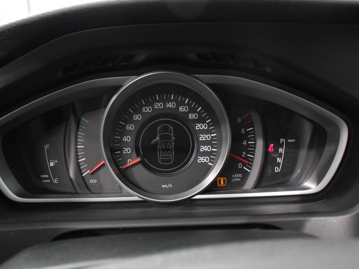 Volvo V40 Volvo V40 1.5 T2 Momentum Airco Navigatie Parkeersensoren Radio Lichtmetalen velgen Elektrische ramen Bluetooth