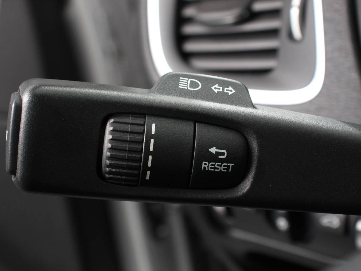 Volvo V40 Volvo V40 1.5 T2 Momentum Airco Navigatie Parkeersensoren Radio Lichtmetalen velgen Elektrische ramen Bluetooth